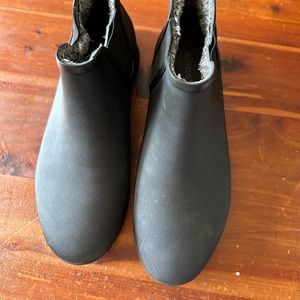 Bogs Lined Chelsea Boots